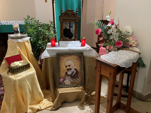 décor chapelle Padre Pio 2.jpg